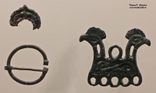 Лунница (медный сплав), сюльгама-застежка и подвеска зооморфная двусторонняя (поволжские финны, медный сплав) Лунница (медный сплав), сюльгама-застежка и подвеска зооморфная двусторонняя (поволжские финны, медный сплав)