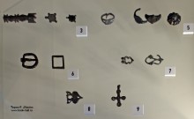 3 – накладки (медный сплав); 5 – перстень, фрагменты перстней (олово, медный сплав, стекло); 6 – пряжка, фрагмент пряжки (медный сплав); 7 – накладки, фрагменты накладок (медный сплав); 8 – наконечник ремня (медный сплав); 9 – крест нательный (медный сплав) 3 – накладки (медный сплав); 5 – перстень, фрагменты перстней (олово, медный сплав, стекло); 6 – пряжка, фрагмент пряжки (медный сплав); 7 – накладки, фрагменты накладок (медный сплав); 8 – наконечник ремня (медный сплав); 9 – крест нательный (медный сплав)