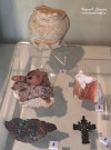 Деталь архитектурного декора – фрагмент колонки аркатурного пояса (?) (ХVI в; камень); фрагменты штукатурки с фресковой росписью (ХIV в.; известковое основание, минеральные краски); фрагмент колокола (XVI-XVII в.; бронза); крест нательный (XVI-XVIII в.; медный сплав) Деталь архитектурного декора – фрагмент колонки аркатурного пояса (?) (ХVI в; камень); фрагменты штукатурки с фресковой росписью (ХIV в.; известковое основание, минеральные краски); фрагмент колокола (XVI-XVII в.; бронза); крест нательный (XVI-XVIII в.; медный сплав)