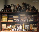 Книжный шкаф в мастерской Дмитрия Краснопевцева. Фото Сергея Шевченко. 2023. Фрагмент. Фоторепродукция Татьяны Шепелевой