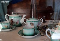 Старинный чайный сервиз, щипцы для сахара, бутылка из-под знаменитой водки Н.Л. Шустова, рюмки-мушки. Варнавинский историко-художественный музей. Фото Татьяны Шепелевой