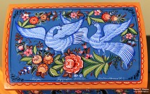 Наталья Приваловская. Сундук-скамеечка ''Городецкие мотивы''. Фото Татьяны Шепелевой. 2024 год