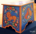 Наталья Приваловская. Сундук-скамеечка ''Городецкие мотивы''. Фото Татьяны Шепелевой. 2024 год