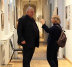 Иван Николаевич Ворожейкин общается с посетительницей выставки. 6 января 2026 года. Фото Татьяны Шепелевой