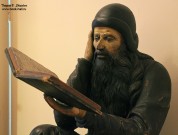 Монах-летописец. Фрагмент. XVIII в. Неизвестный скульптор. Дерево. Из усадьбы купцов Барковых. КИКМЗ. Фото Татьяны Шепелевой