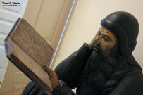 Монах-летописец. Фрагмент. XVIII в. Неизвестный скульптор. Дерево. Из усадьбы купцов Барковых. КИКМЗ. Фото Татьяны Шепелевой