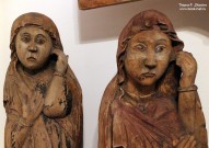 Распятие с предстоящими. Дева Мария (справа) и Магдалина. Полихромная скульптура. XVII в. Дерево. КИКМЗ. Фото Татьяны Шепелевой