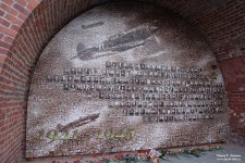 ''Наша Победа''. Триптих в технике FrameUnite Art в Нижегородском кремле. Автор Игорь Пшеницын. Левая часть - истребитель Ла-5. Фото Татьяны Шепелевой. 9 мая 2014 года