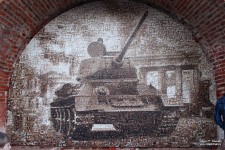 ''Наша Победа''. Триптих в технике FrameUnite Art в Нижегородском кремле. Автор Игорь Пшеницын. Центральная часть - Танк Т-34. Фото Татьяны Шепелевой. 9 мая 2014 года