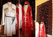 Черкесские костюмы и национальный ковер. 27 августа 2014 года. Фото Татьяны Шепелевой