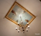 Потолок и одна из трех старых люстр в одном из залов художественного музея. Нижний Новгород. Дом Д.В. Сироткина. Июнь 2015 года. Фото Татьяны Шепелевой