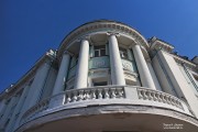 Лоджия и полуротонда на боковом фасаде с колоннами ионического ордера. Бывшее здание пароходного общества ''Волга''. Нижний Новгород, Верхневолжская набережная, дом 1. Июнь 2015 года. Фото Татьяны Шепелевой