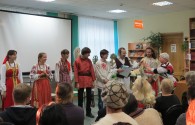 Подарки коллективу фольклорного ансамбля ''Подсеваха'' от клуба ''Радость'' вручает Галина Васильевна Яковлева. ЦРБ им. Ф.М. Достоевского. 3 ноября 2014 года