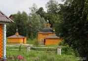 Водоносная часовня и две купальни над священным Князь-Владимирским ключом. Деревня Сартаково, Богородский район Нижегородской области. Фото Татьяны Шепелевой. 27 августа 2014 года