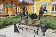 Музейно-выставочный комплекс ''Березополье'': скульптурная группа возле музея - почти ''Бременские музыканты''. Деревня Сартаково Богородского района Нижегородской области. 27 августа 2014 года. Фото Татьяны Шепелевой