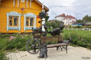 Музейно-выставочный комплекс ''Березополье'': скульптурная группа возле музея - почти ''Бременские музыканты''. Деревня Сартаково Богородского района Нижегородской области. 27 августа 2014 года. Фото Татьяны Шепелевой