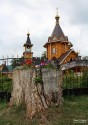 Оригинальная клумба у ограды храмовой территории. Князь-Владимирский храм. Деревня Сартаково. Фото Татьяны Шепелевой. 27 августа 2014 года