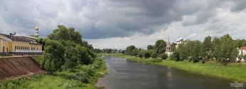 Панорама реки Вологды с видом на колокольню Софийского собора и церковь Иоанна Златоуста. Вологда, июнь 2014 года. Фото Татьяны Шепелевой