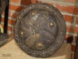 Щит круглый. Россия, XIV-XV век (?). Бронза, чеканка. Фото Татьяны Шепелевой. 24 сентября 2014 года