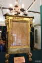 Зерцало - знак присутствия царской власти в судебных учреждениях с указами Петра I о правилах поведения государственных чиновников 1722 и 1724 гг. Дерево, левкас, позолота