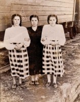 Насырьянова Нурдида Сафаровна (слева) (1935 - 2014)