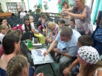 ''Как стать художником''. Иван Николаевич показывает технику письма акварелью. ЦРБ им. Ф.М. Достоевского. 20 июня 2016 года