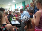 ''Как стать художником''. Рождение произведения искусства происходит прямо на глазах благодарных зрителей. ЦРБ им. Ф.М. Достоевского. 20 июня 2016 года