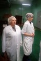 Экскурсия на ГК НМЖК. Школьников сопровождают сотрудники ЦРБ им. Ф.М. Достоевского. На снимке - Ольга Владимировна Кузьмина. Начало экскурсии. 17 октября 2017 года