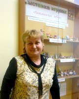 Альбина Владимировна Алексеева у выставки своей коллекции ''Растяпинская забава'' в ЦРБ им. Ф.М. Достоевского. Ноябрь 2012 года
