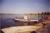 Макарьево. Паром с паломниками из Лыскова. 7 августа 2005 года. Фото К.А. Кружковой