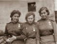 Елена Ермолаевна Агафонова (справа) с боевыми подругами. Фото из семейного архива Агафоновых-Фадеевых