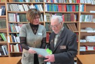 Заместитель директора Татьяна Степановна Осипова вручает подарок и благодарственное письмо Семёну Ивановичу Борисову. ЦРБ им. Ф.М. Достоевского. 5 марта 2015 года