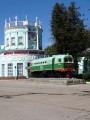 Тепловоз-памятник. Тепловоз ТУ2-233, установленный на постаменте возле здания станции ''Родина'' Детской железной дороги. Нижний Новгород. 30 июня 2014 года. Фото Галины Яковлевой