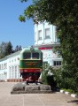 Тепловоз-памятник. Тепловоз ТУ2-233, установленный на постаменте возле здания станции ''Родина'' Детской железной дороги. Нижний Новгород. 30 июня 2014 года. Фото Галины Яковлевой