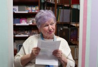 В ходе виртуальных экскурсий С.В. Добротворская обращается к записям, которые делала во время поездок. Февраль 2022 года. Фото Ларисы Кузнецовой