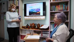 Сотрудники библиотеки им. Н.Г. Чернышевского благодарны С.В. Добротворской за сотрудничество. Февраль 2022 года. Фото Ларисы Кузнецовой
