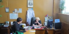 Головушкина Лирика Вацлавовна отвечает на вопросы писателя Андрея Кузечкина. Фото Татьяны Андриановой. 1 июля 2016 года