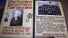 Альбомы, поздравительные открытки от коллег и учеников Валентина Григорьевна бережно хранит. Фото Ларисы Кузнецовой. Май 2022 года