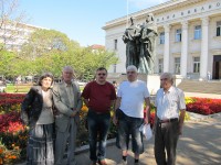 С болгарскими писателями у памятника Кириллу и Мефодию перед зданием Национальной библиотеки Кирилла и Мефодия. Слева направо: Калина Канева, Илия Пехливанов, Александр Попов, Васил Попов, Петко Тотев. София, 5 октября 2012 года