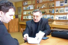 Александр Всеволодович Попов передаёт в дар Канавинской ЦБС свою книгу ''Мой город, мы ровесники с тобой!''. Библиотека им. А. Гайдара. 8 апреля 2014 года. Фото Татьяны Андриановой