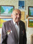Иван Андреевич Беляев на фоне своих работ. 8 июля 2014 года