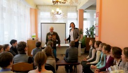 Заведующая библиотекой им. А.Н. Островского Ирина Юрьевна Агевнина представляет школьникам ветерана Великой Отечественной войны Владимира Алексеевича Герасимова. 20 февраля 2015 года