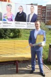 Иван Богатов возле посвященного ему стенда на Аллее славы Канавинского района. 17 сентября 2015 года