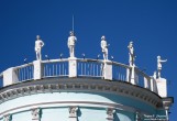 Фигурки юных железнодорожников на здании станции ''Родина'' Детской железной дороги Фигурки юных железнодорожников на здании станции ''Родина'' Детской железной дороги